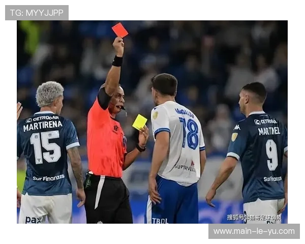 法甲裁判蒂尔潘在巴黎FC对阵雷恩比赛中佩戴“裁判摄像头”